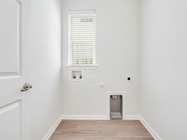 Building Photo - 912 Fortrose Ter