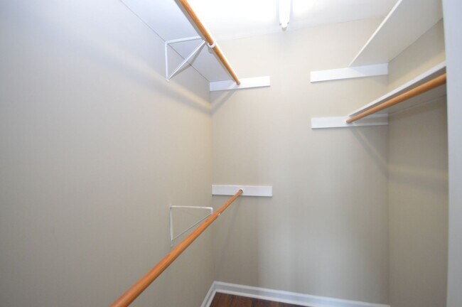 Building Photo - 417 Hyannis Dr