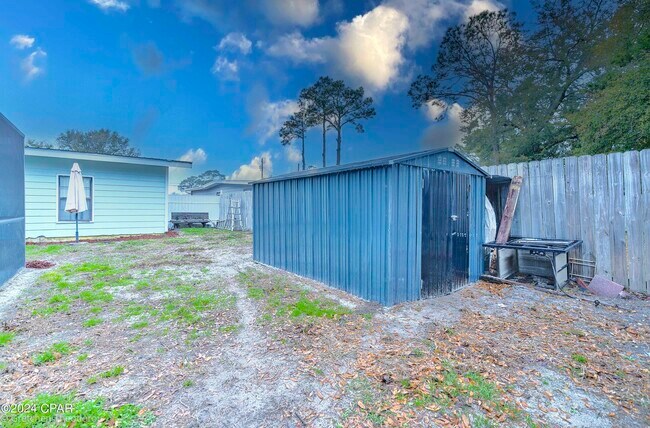 Building Photo - 208 Carolyn Ave