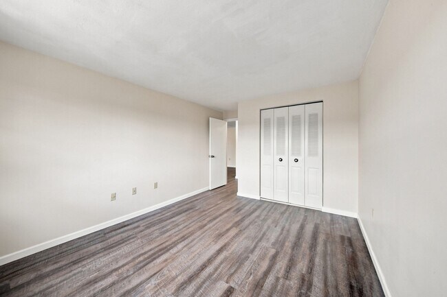 Building Photo - 20 Kenmar Dr