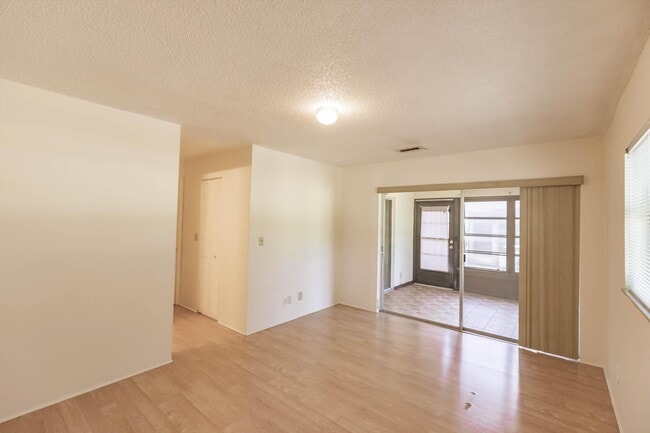 Building Photo - 5029 Rose Hill Dr