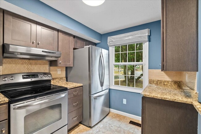 Building Photo - "Charming 2-Bed Townhouse with great upgra...