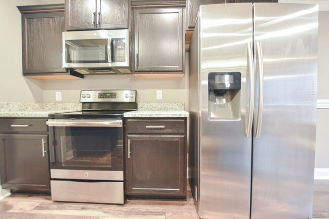 Building Photo - Pet Friendly Three Bedroom!