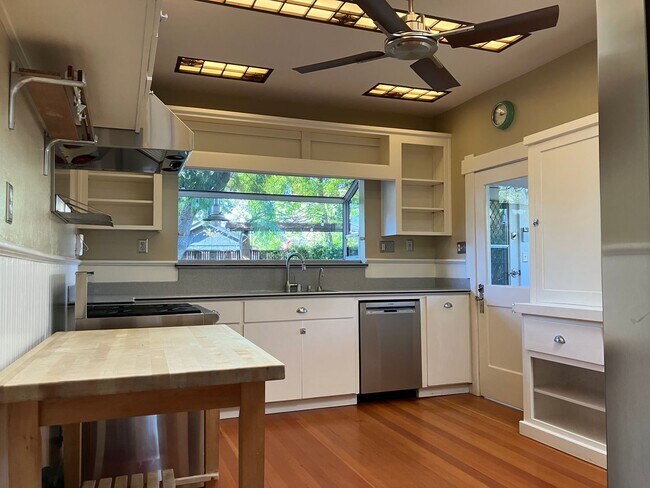 Building Photo - Charming Craftsman 2-Bedroom Home with Upd...