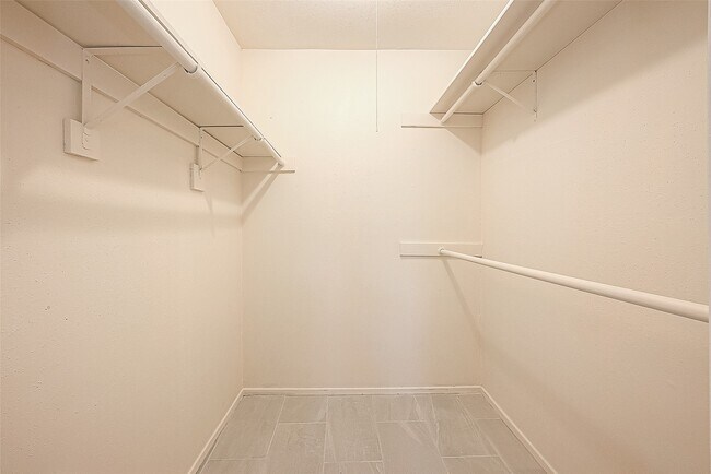 Building Photo - 830 Kenforest Dr