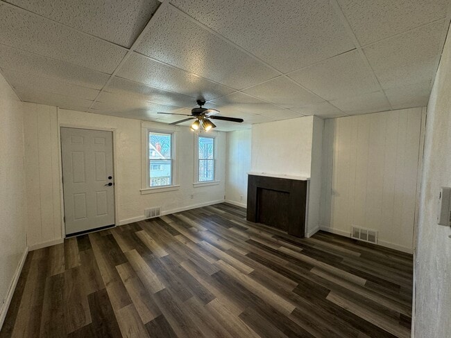 Building Photo - 4 BEDROOM HOME AVAILABLE NOW!!