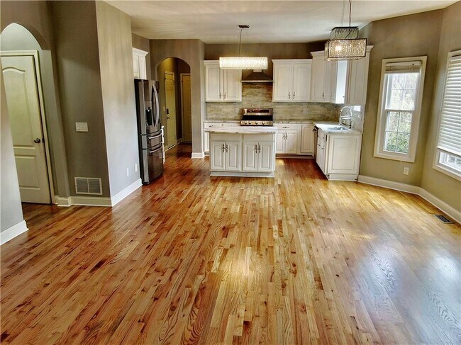 Building Photo - 4901 Planters Walk