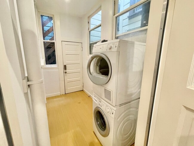 Building Photo - Mission Dolores Park Modern 2BR/1BA Deligh...