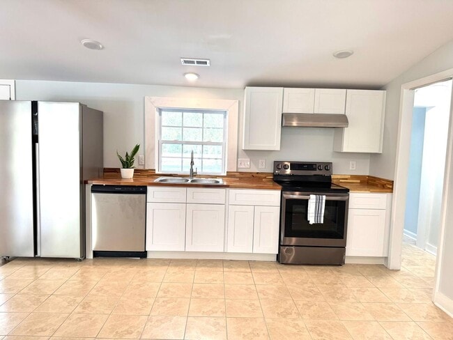 Building Photo - A must see country home 15 minutes to the ...