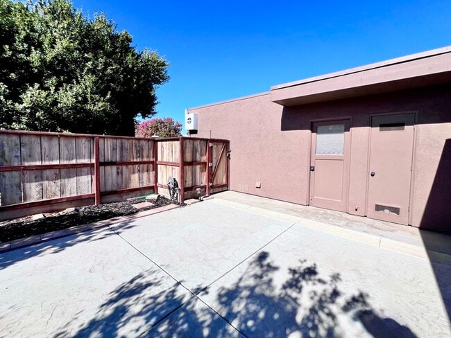 Building Photo - $2,295 Shaw & Van Ness, 3 Bedroom Condo- S...
