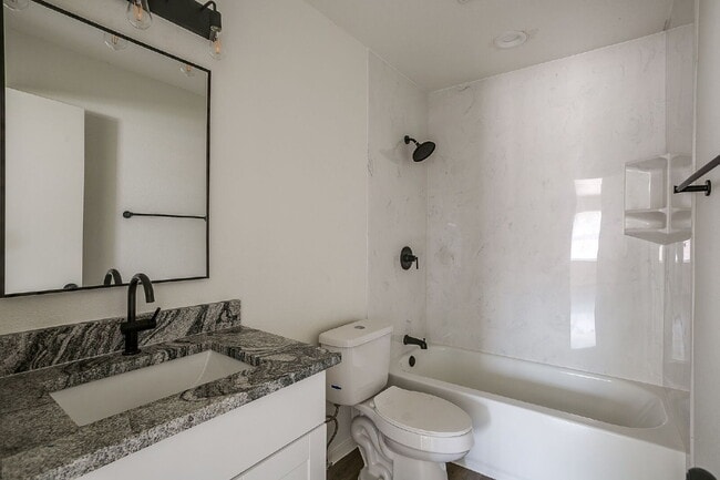 Building Photo - Charming 2 Bedroom Duplex in Westworth Village