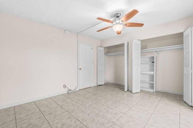 Building Photo - 52 Kingswood E