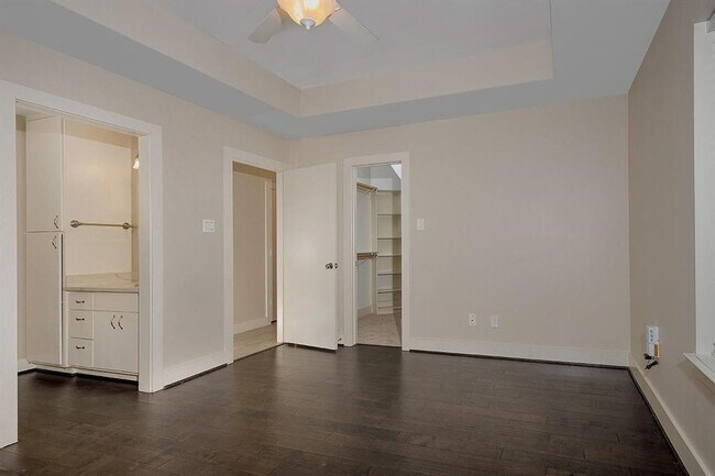 Building Photo - 914 W 25th St
