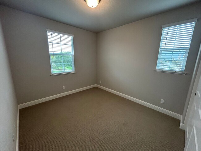 Building Photo - Like New