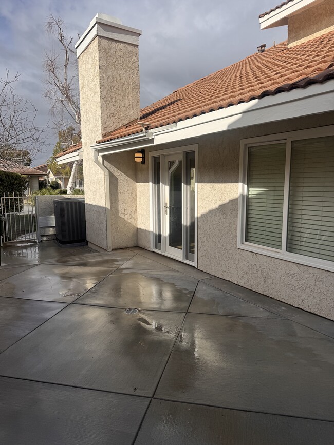 Building Photo - 23940 Vía Rosa Linda