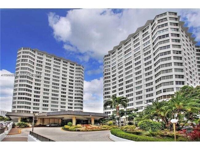 Building Photo - 999 Brickell Bay Dr