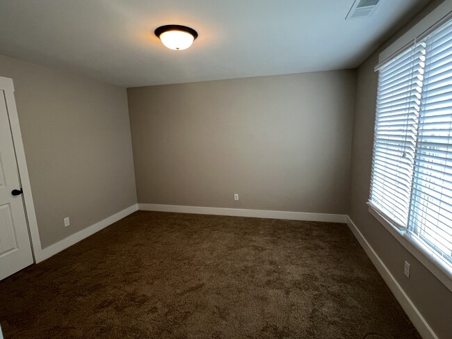 Building Photo - 5849 Longview Ln
