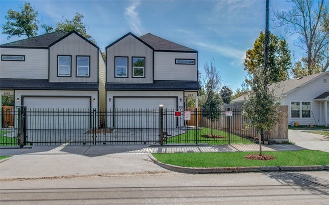 Building Photo - 837 S Victory Dr