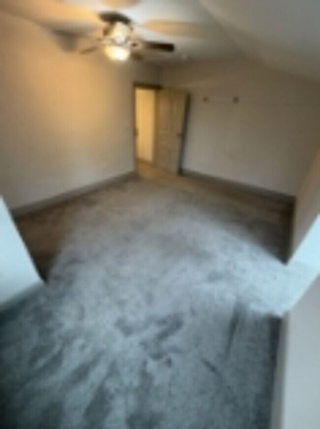 Building Photo - AVAILABLE FOR SHOWING !!! 4BR / 1.5BA.