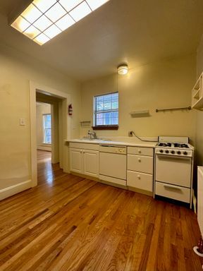 Building Photo - Charming 1-Bedroom Apartment in Desirable ...