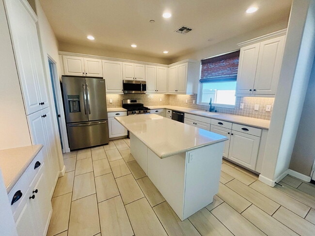 Building Photo - Gorgeous 3 bd, 4 ba Townhome in 55+ Community