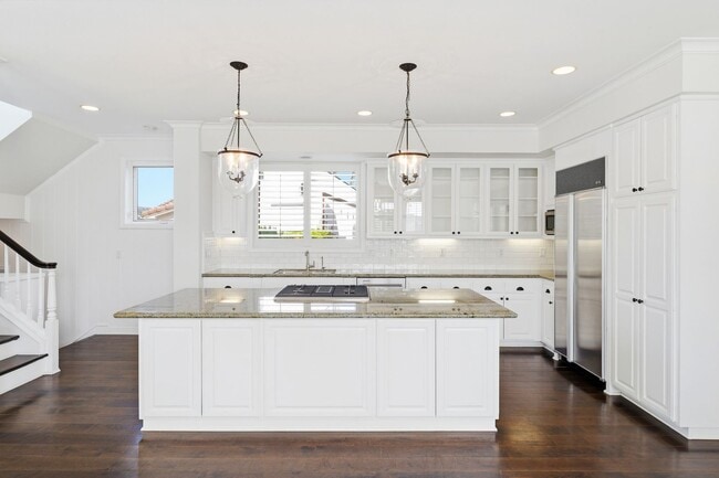 Building Photo - Premier Location in Corona Del Mar for 12-Month Lease