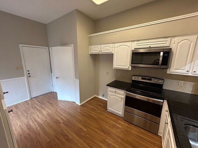 Building Photo - Ready to move in.....Fresh Paint and much more....