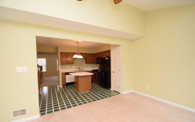 Building Photo - Beautiful Townehome - Lees Hill Community