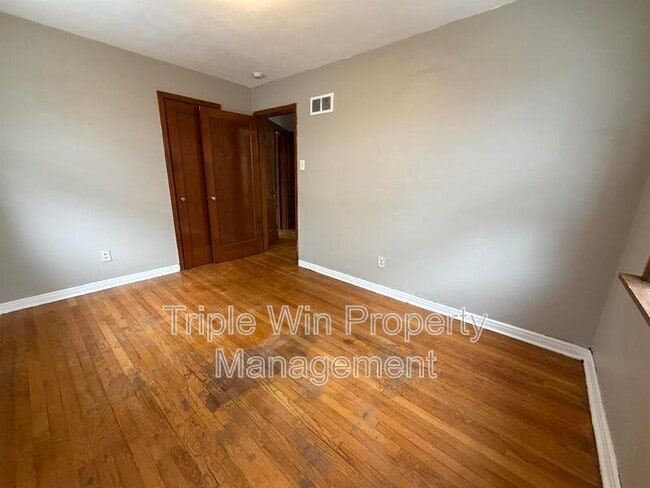 Building Photo - 8664 Belhaven Dr