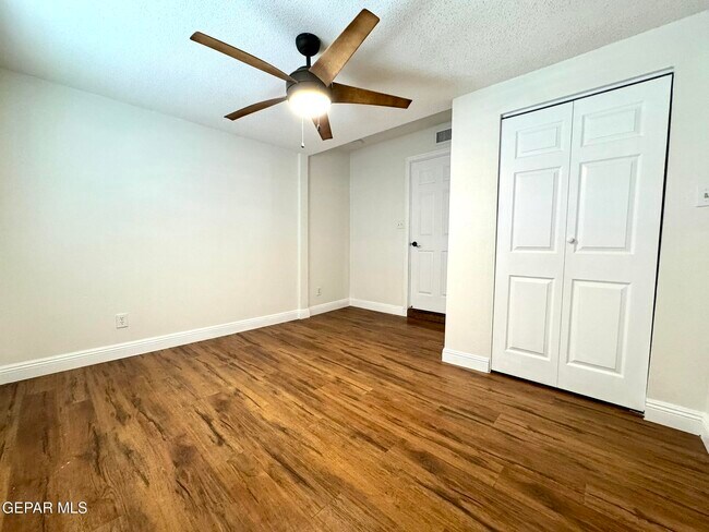 Building Photo - 10288 Lakeview Dr