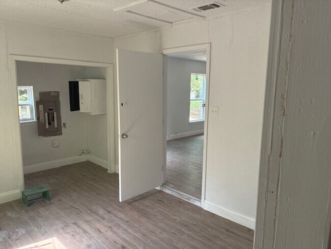 Building Photo - 1107 Pecan Ave