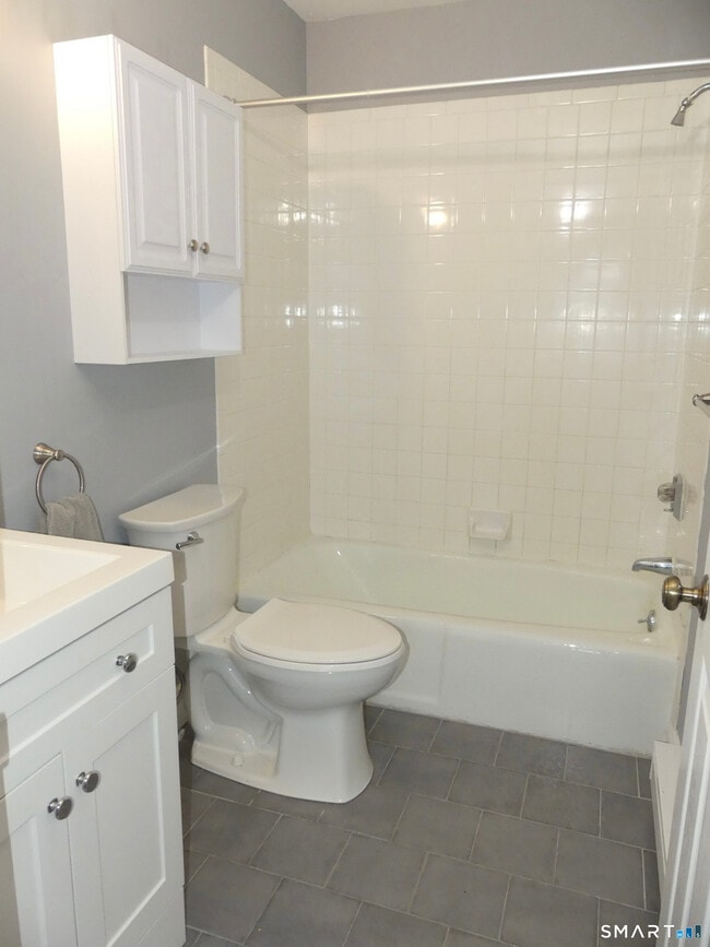 Building Photo - 8 Oakwood Ave