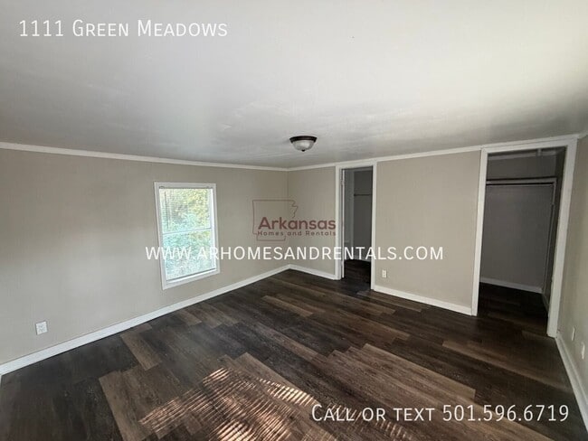Building Photo - 1111 Green Meadows Dr