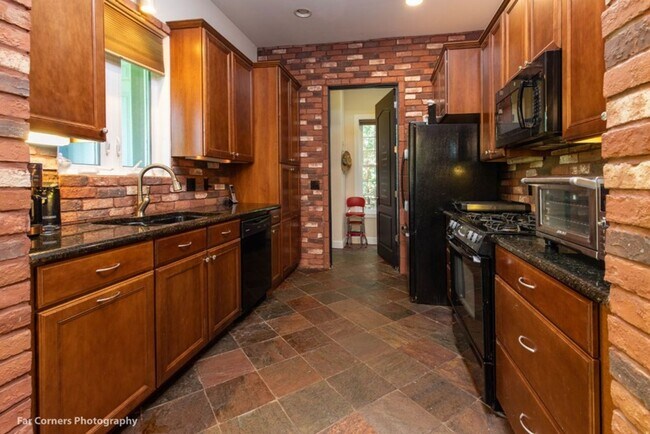 Building Photo - 370 Country Club Dr