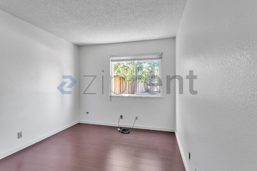 Building Photo - Unit