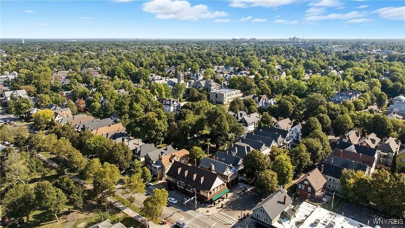 Building Photo - 10 Russell St