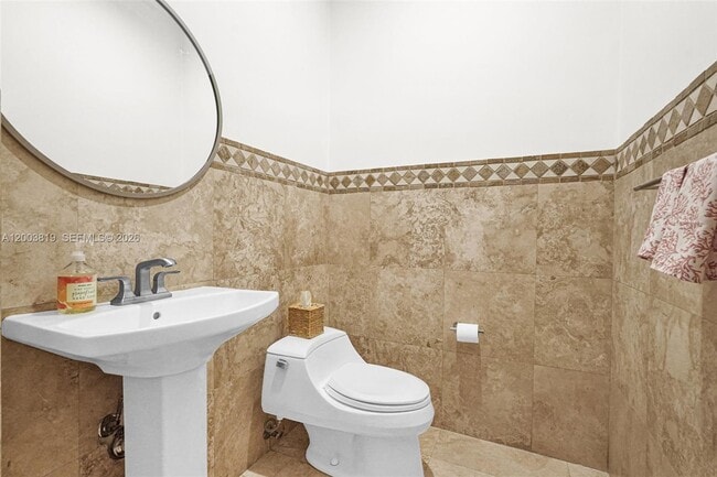 Building Photo - 2143 N Bay Rd