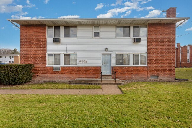 Primary Photo - Available now! 2 bedroom, 1 bath apartment...