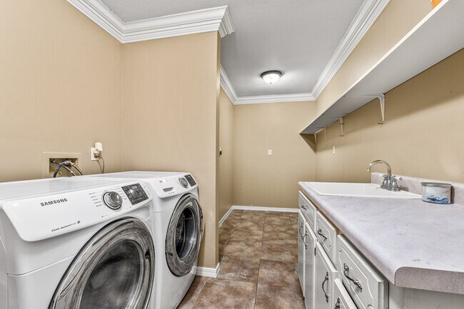 Building Photo - 4/2 Cantonment Property in Kings Road Neig...