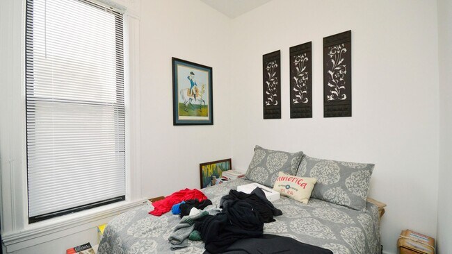 Building Photo - Large 2bd/ + Den/1bth Updated, in West Town, Avail 8/1!