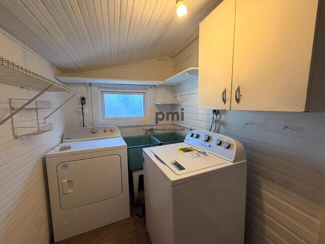 Building Photo - 707 E 118th St