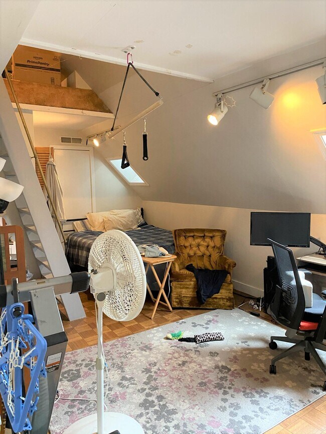 Building Photo - 211 Summer St