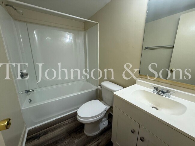 Building Photo - 1506 Oakshire-Water Included