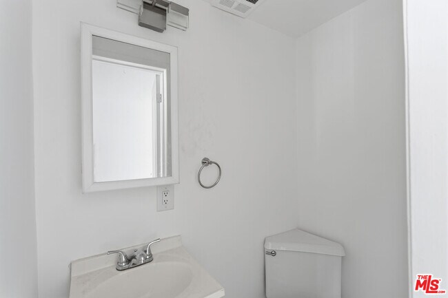 Building Photo - 825 S Detroit St