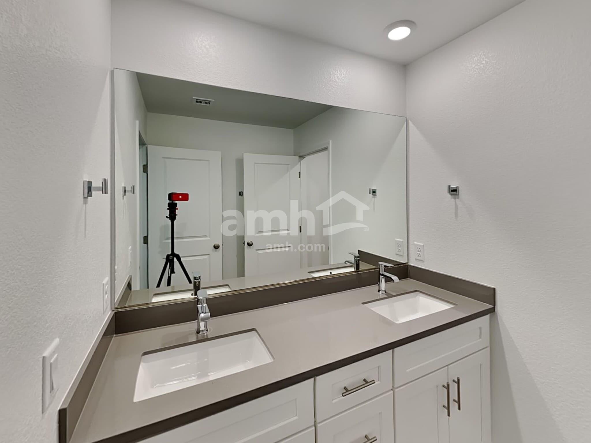 Building Photo - 556 Topiary Pk Ave