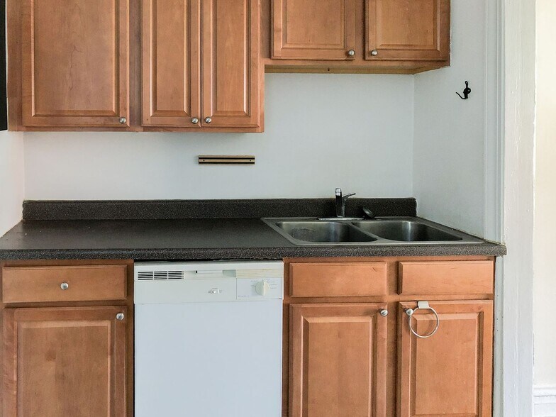 Building Photo - 627 W Melrose St