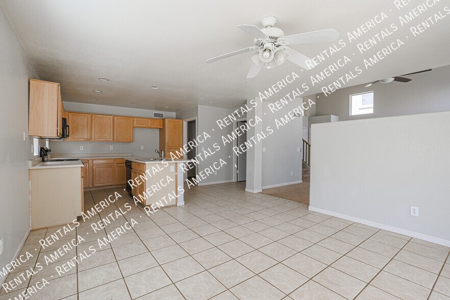 Building Photo - 7441 W Fleetwood Ln
