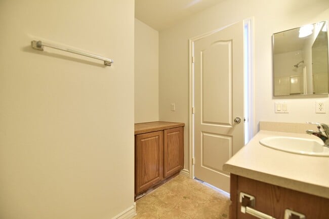 Building Photo - BEAUTIFUL 4BED/3BATH Home w/ 2 Car Garage ...
