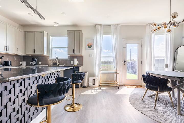 Building Photo - 528 Bronze Forest Dr