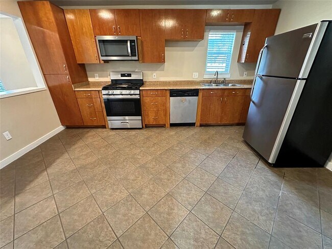 Building Photo - 2103 E 16th St